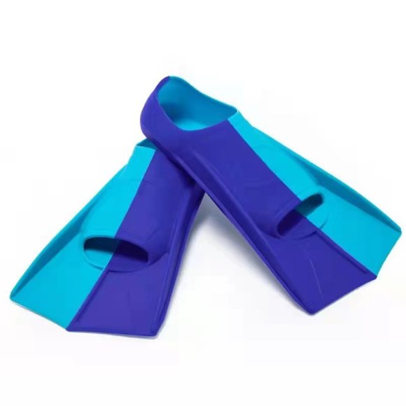 A pair of deep blue light blue swimming fins for men and women freestyle breaststroke silicone short fins for adults and children professional lightweight diving training fins (size M size medium)